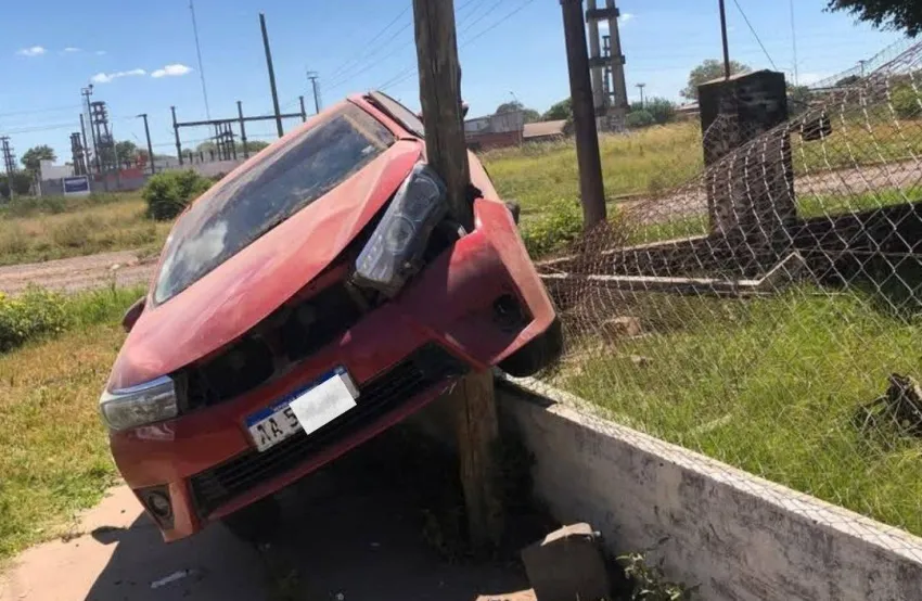estrelló su automóvil contra el cerco de una escuela y se fugó
