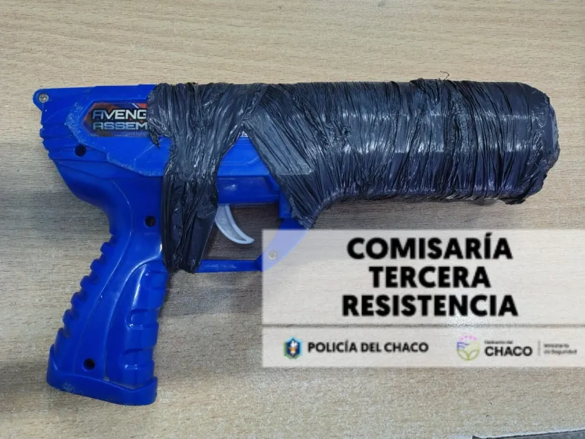 El arma de juguete utilizada para el hecho. 