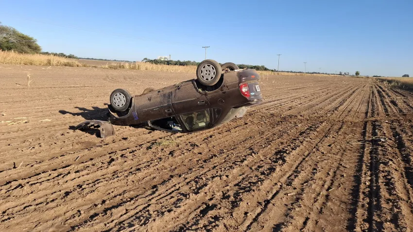 Se quedó dormido y volcó su vehículo por la Ruta Nº 13