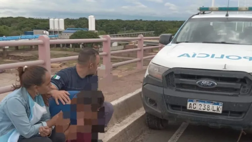 Rescataron a una mujer que se quería tirar del puente Chaco Corrientes 