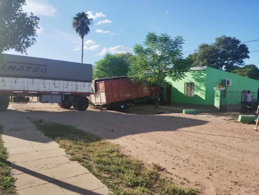Un camión se quedó sin frenos y se estrelló contra una casa