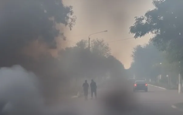 Encendió basura y maleza en su campo de Puerto Tirol llenando de humo la zona